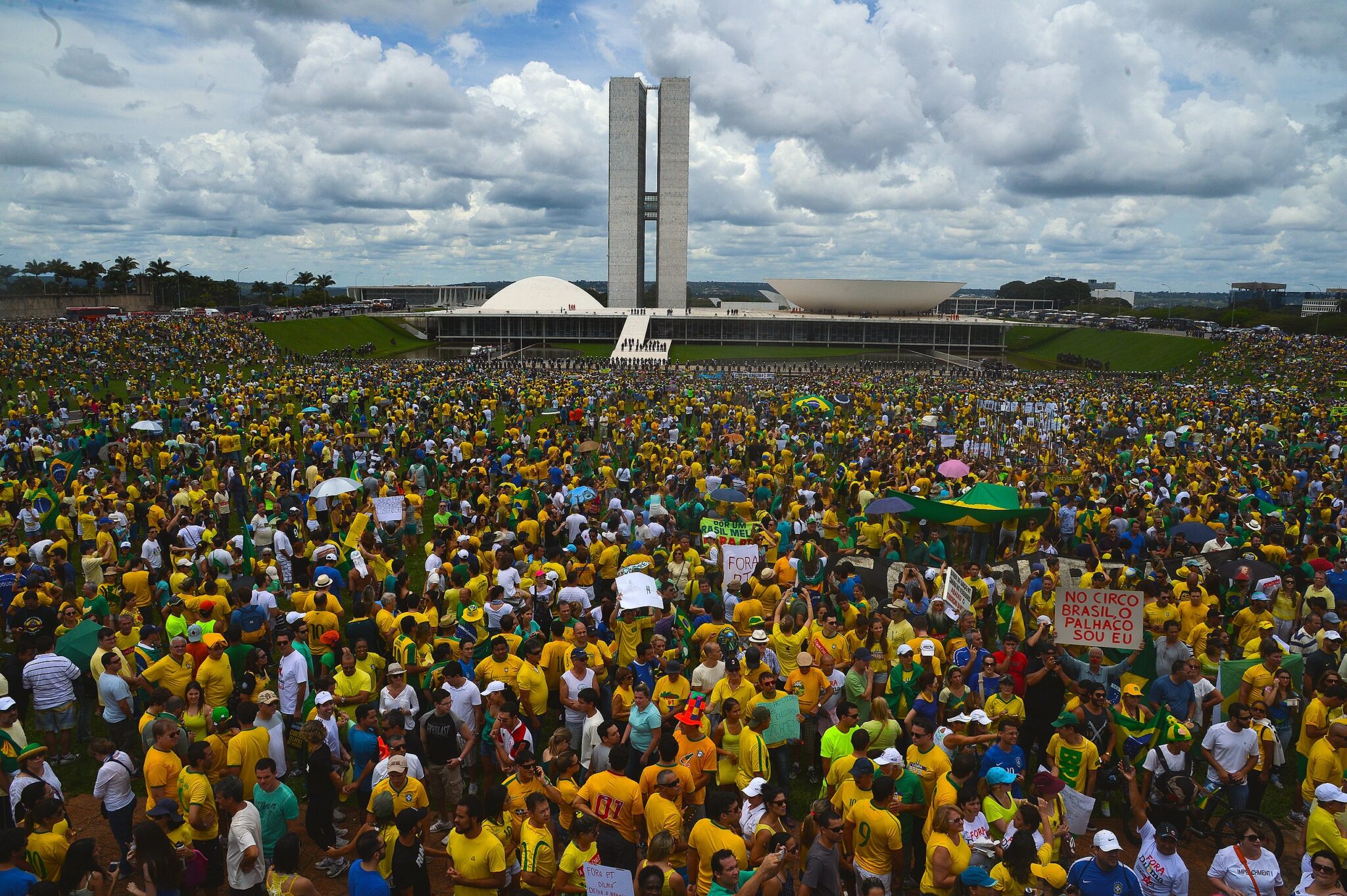 people protesting outside government in Brasilia